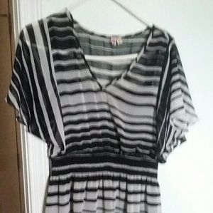 AULA Dress. Size Large, black and white